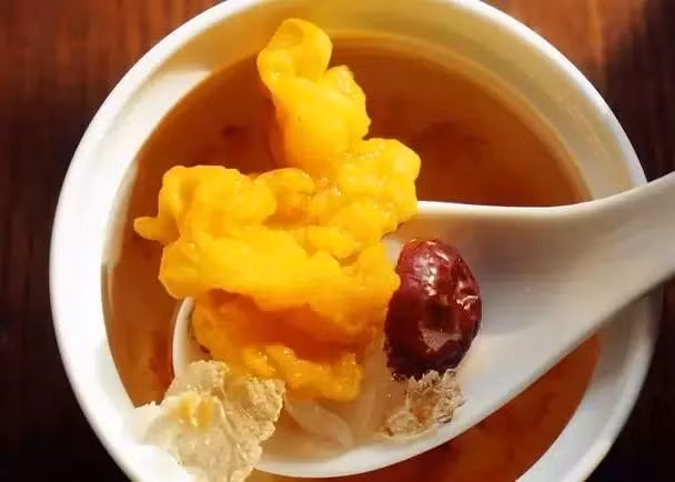 Khi nấu, mộc nhĩ vàng khô được ngâm trong nước khoảng 2-3 ngày để chúng nở to. Mộc nhĩ vàng thường dùng để nấu chè hoặc các món canh bổ dưỡng. Ảnh: Sohu.