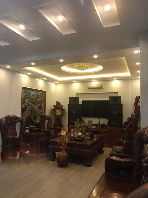 Phòng khách sang trọng với bộ bàn ghế gỗ đồ sộ. Ảnh: Nguoiduatin.