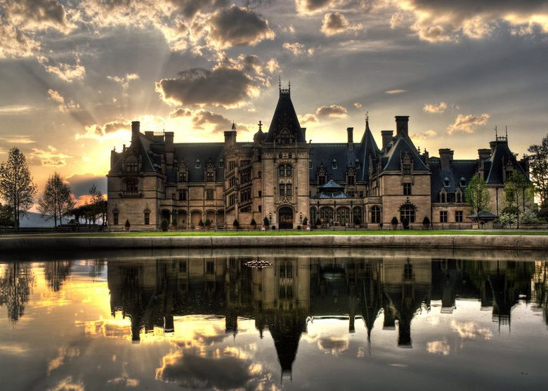 Tòa nhà được xây dựng từ 11 triệu viên gạch, gồm 250 phòng, trong đó có 35 phòng ngủ, 3 nhà bếp, 65 khu vực có lò sưởi, 43 phòng tắm. Ảnh: Lonely Planet.