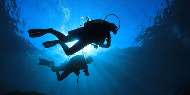 Không chỉ có săn hải sản, ở Việt Nam còn tồn tại nghề lặn tìm phế liệu dưới lòng đại dương. Ảnh: Baophapluat.