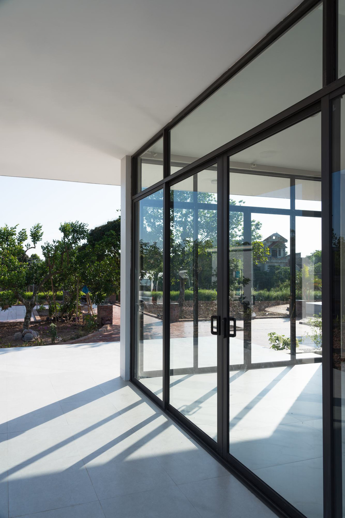 Tường kính lấy ánh sáng tự nhiên cho không gian bên trong ngôi nhà.