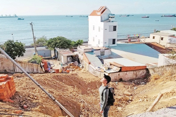 Dù bận rộn với công việc, Nathan Lee vẫn dành thời gian về Vũng Tàu thăm mẹ và giám sát công trình. Ảnh: NLĐ.