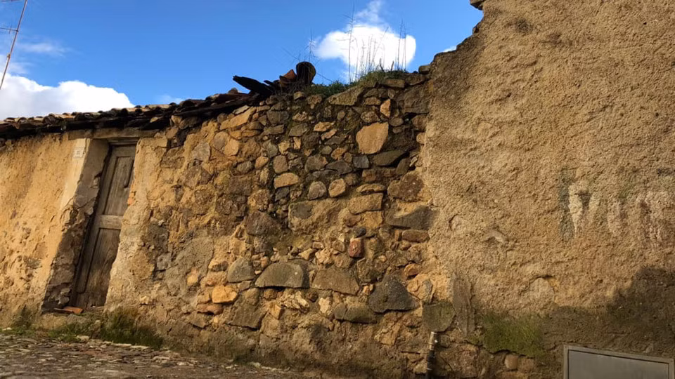 Những căn nhà đá như thế này đang chờ chủ nhân mới.