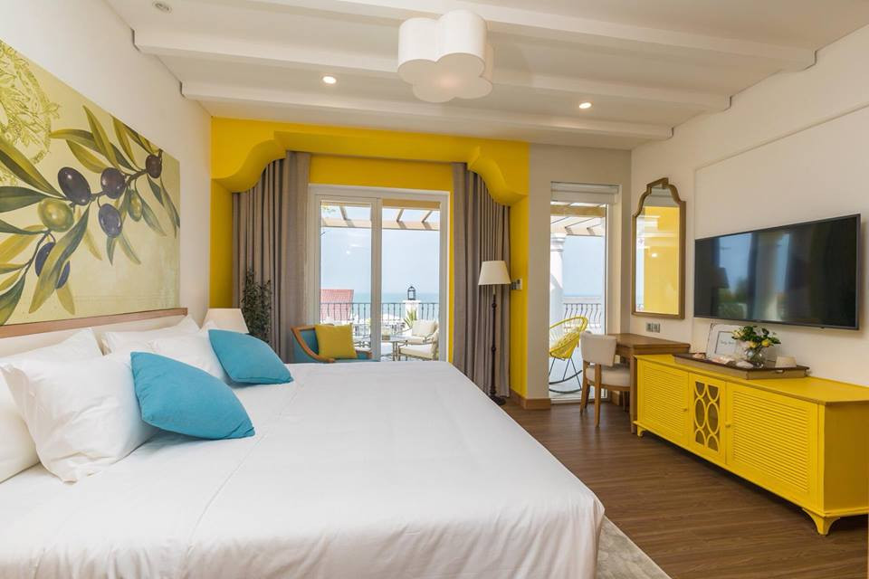 Phòng ngủ có ban công rộng làm góc thư giãn.