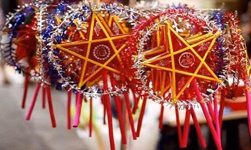 Ngoài bánh thì đồ chơi Trung thu cũng là mặt hàng được ưa chuộng giúp người kinh doanh "rủng rỉnh" túi tiền. Các loại đồ chơi Trung thu truyền thống như đèn lồng, đèn ông sao, mặt nạ… đang lên ngôi sau thời kỳ gần như rơi vào quên lãng. Ảnh: FB Tuyết Trịnh.