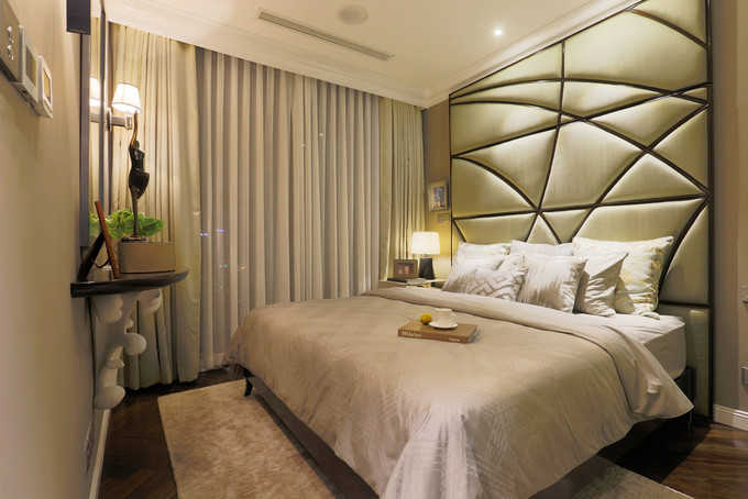 Phòng ngủ nhỏ có view nhìn ra bên ngoài thành phố.