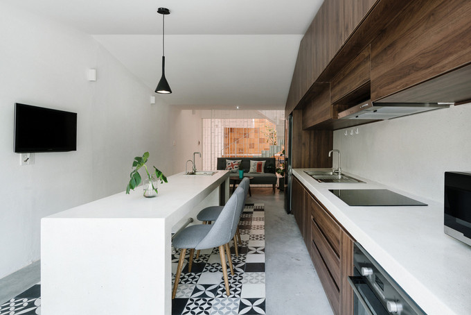 Trong khi tầng một là nơi để xe và phòng tập nhạc thì bếp, bàn ăn, phòng khách và sân vườn được bố trí trên tầng hai.