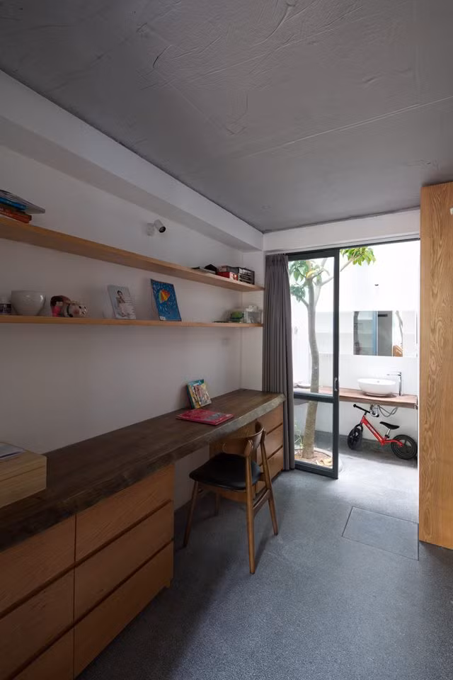 Nội thất gỗ chủ đạo trong nhà.