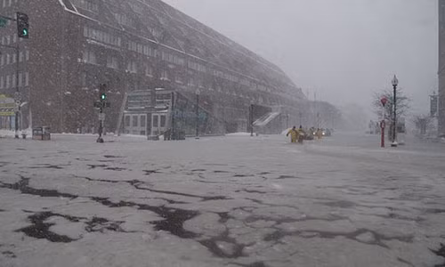 Toàn bộ đường xa đều bị băng tuyết bao phủ.