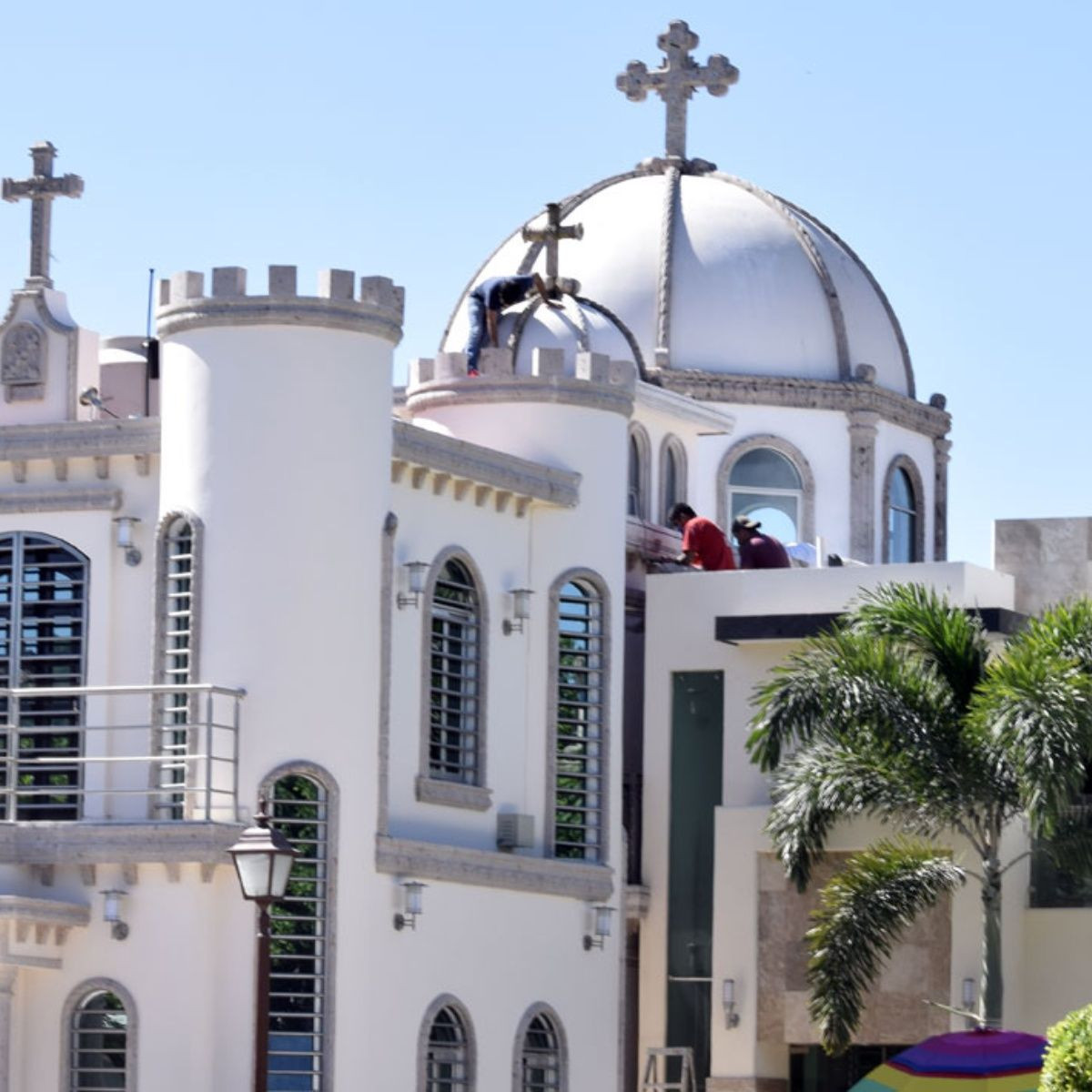 Nhà mộ của ông trùm Arturo Beltran Leyva được định giá 650.000 USD, có sóng wifi, truyền hình vệ tinh, hệ thống điều hòa trung tâm, 2 phòng ngủ, bếp và hệ thống báo trộm, tất cả đều hoạt động 24/7. Ảnh: Debate.