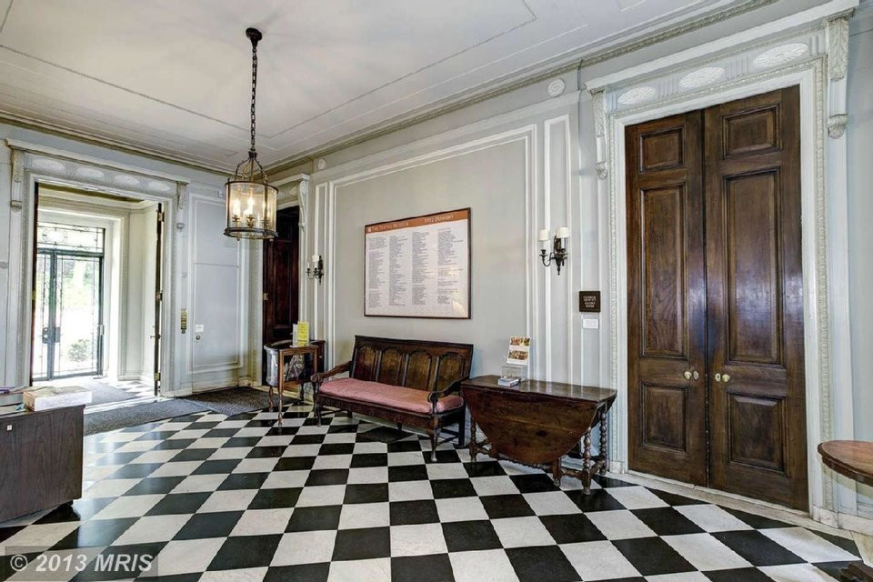 Bên trong nhà có tới 14 phòng tắm.