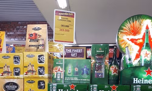 Không treo bảng thông báo tại quầy như năm trước, Big C khẳng định vẫn khống chế lượng mua bia của khách lẻ tối đa 5 thùng/ngày. Ảnh: H. Linh.