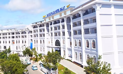 Bavico Đà Lạt được đánh giá là một trong những khách sạn 5 sao có quy mô và đẳng cấp lớn nhất Đà Lạt. Ảnh: Khachsandalat.