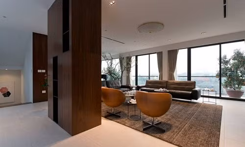 Phòng khách rộng với hệ thống cửa kính lớn xung quanh, giúp ngắm nhìn cảnh vật bên ngoài.