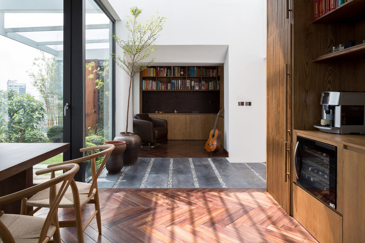 Khi cải tạo, kiến trúc sư Chu Văn Đông (đơn vị Handyman) đã hạn chế diện tích sử dụng, thay vào đó là diện tích cho cây xanh.