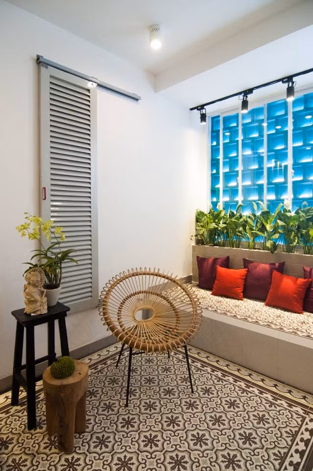 Sử dụng nhiều vật liệu truyền thống và mang tinh thần vùng nhiệt đới, ngôi nhà 4 tầng sở hữu vẻ đẹp giao thoa giữa xưa và nay.