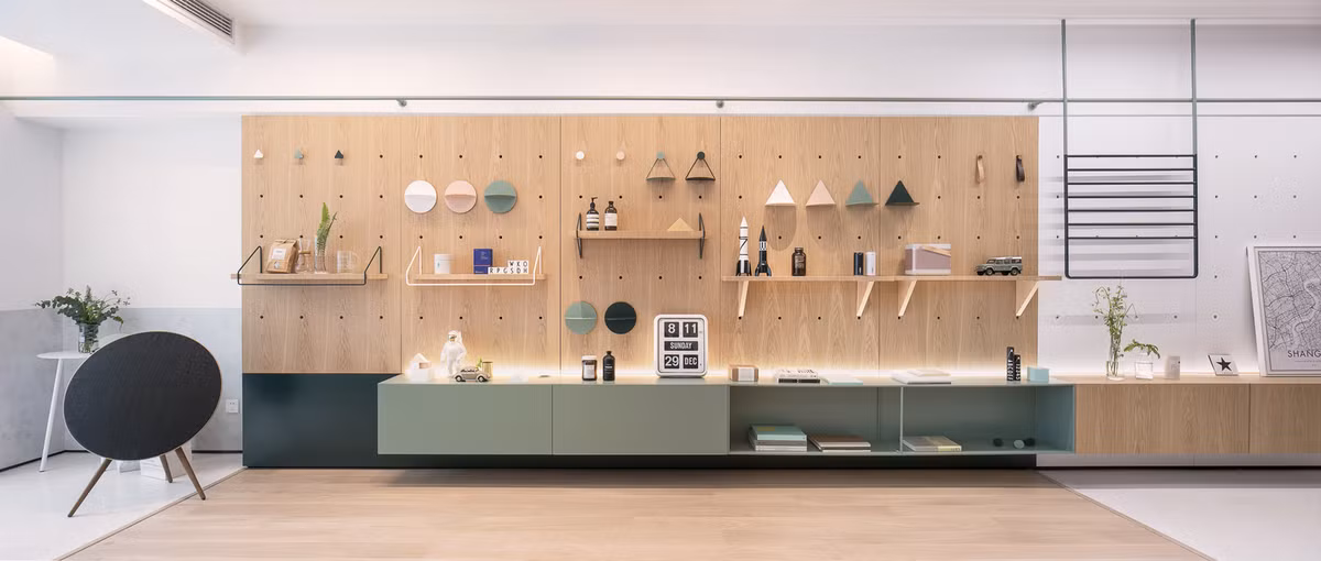 Kệ gỗ trong phòng khách với những món đồ đơn giản.