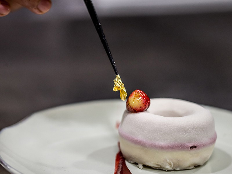 Bánh phô mai trang trí lá vàng.