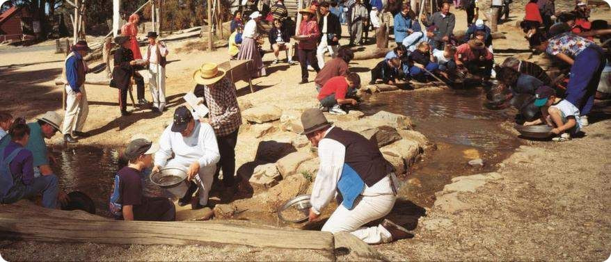 Rất đông người từ khắp nơi trên thế giới về đây để thử sức với nghề đào vàng. Ảnh: World-Blue.