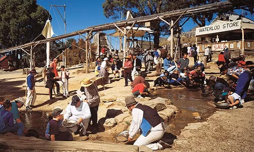 Hàng chục nghìn người đổ xô đến Ballarat với hy vọng tìm được vàng. Ảnh: AAT Kings.