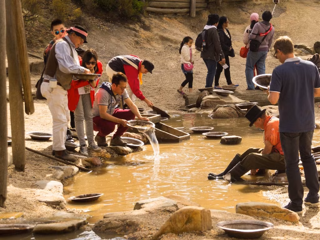 Đến đây, du khách được tự mình rong ruổi khắp các hang cùng ngõ hẻm, các cửa hàng, suối vàng hay xuống hầm vàng. Ảnh: Gray Line.