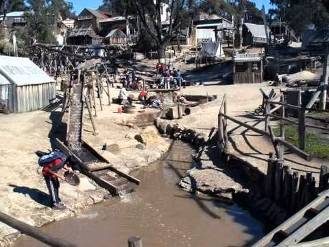 Ngày nay, Ballarat chỉ còn Sovereign Hill làm dấu tích, nơi có một bảo tàng ngoài trời tái dựng lại cảnh quan và đời sống của các năm đầu thời tìm vàng. Ảnh: Youtube.