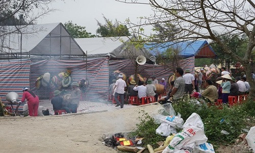 Cạnh nghĩa trang Xuân Vy, 3 chiếc rạp được dựng lên liền kề nhau khiến mọi người không cầm được nước mắt. (Ảnh: HT)