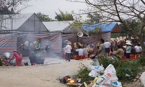 Cạnh nghĩa trang Xuân Vy, 3 chiếc rạp được dựng lên liền kề nhau khiến mọi người không cầm được nước mắt. (Ảnh: HT)