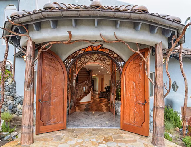 Với các cửa sổ lớn, ngôi nhà đón nhiều ánh sáng tự nhiên