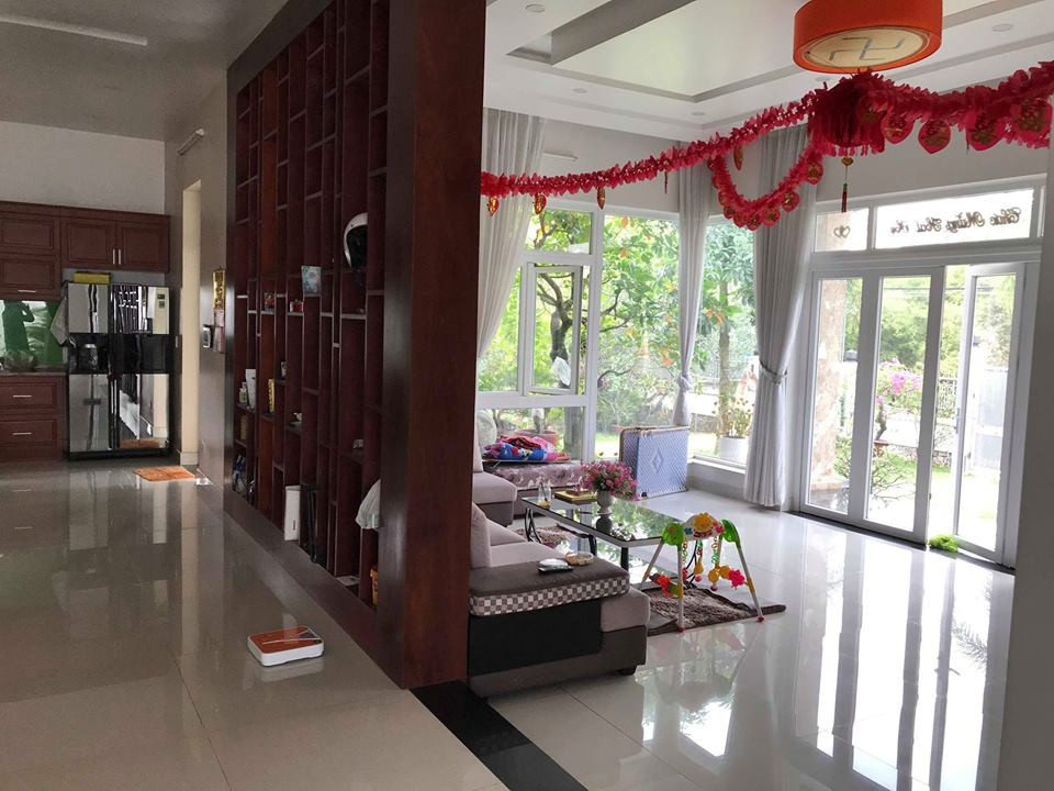 Phòng khách thoáng rộng với tầm nhìn rộng ra sân vườn.