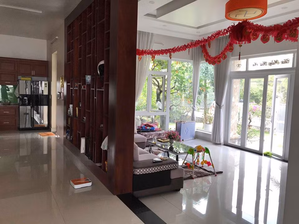 Phòng khách thoáng rộng với tầm nhìn rộng ra sân vườn.