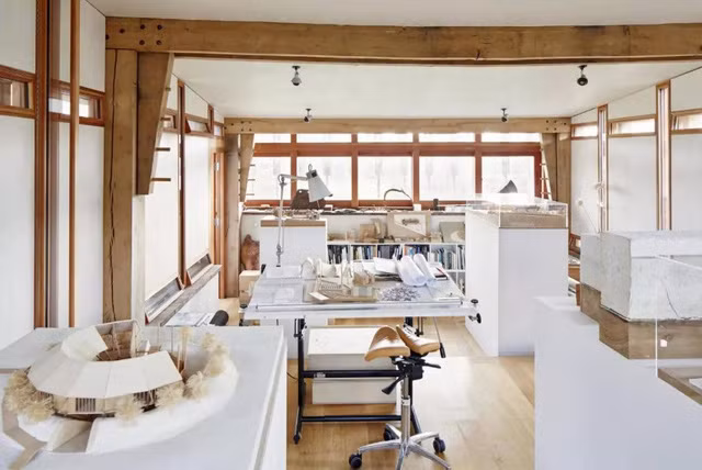 Phòng làm việc sử dụng gam màu trắng chủ đạo và kết cấu gỗ lấy cảm hứng từ khu chuồng gia súc xưa, giúp gợi nhớ về quá khứ của công trình.