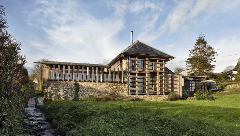 Sau khi mua lại với giá 250 bảng Anh (khoảng 7,5 triệu đồng) vợ chồng kiến trúc sư David Sheppard đã bỏ nhiều công sức suốt 14 năm để cải tạo nó thành không gian sống tuyệt vời.