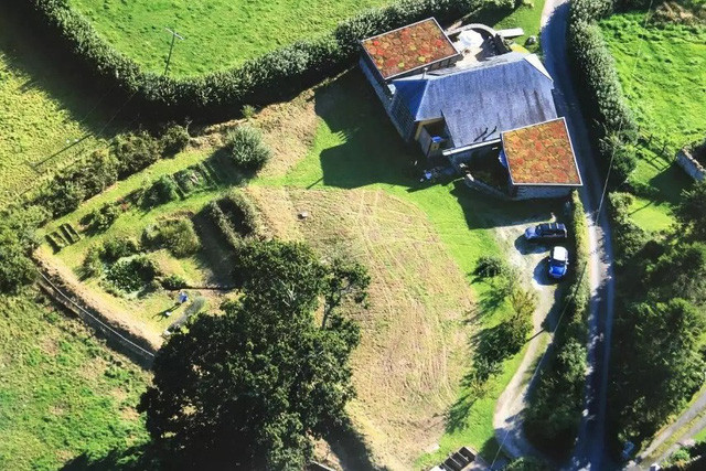 Từ đây, gia chủ còn có thể ngắm khung cảnh yên bình của miền quê nước Anh. Nguồn ảnh: Thespaces.