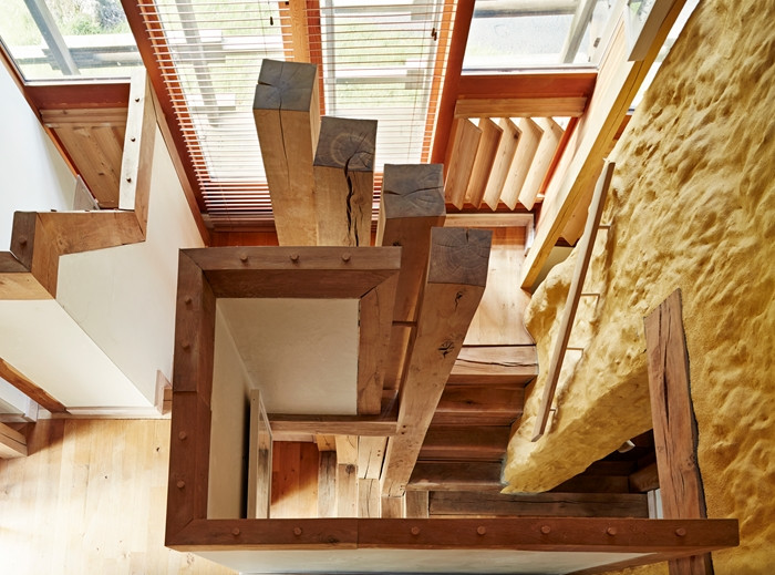 Bức tường đất nguyên bản của chuồng gia súc được giữ lại để tạo nên vẻ đẹp độc đáo cho ngôi nhà.