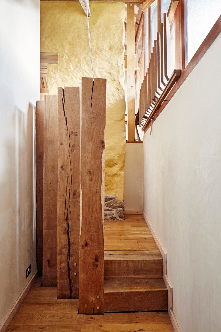 Cầu thang gỗ với thiết kế cổ xưa.