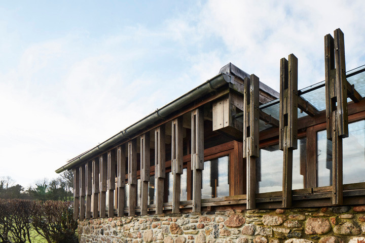 Ấn tượng nhất là bề ngoài ngôi nhà được làm từ những thanh gỗ ghép lại với nhau.