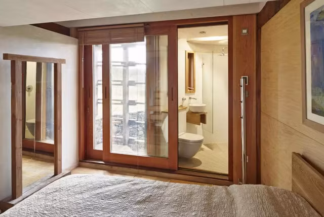 Nhà có 3 phòng ngủ, đều được thiết kế đơn giản, nhẹ nhàng.