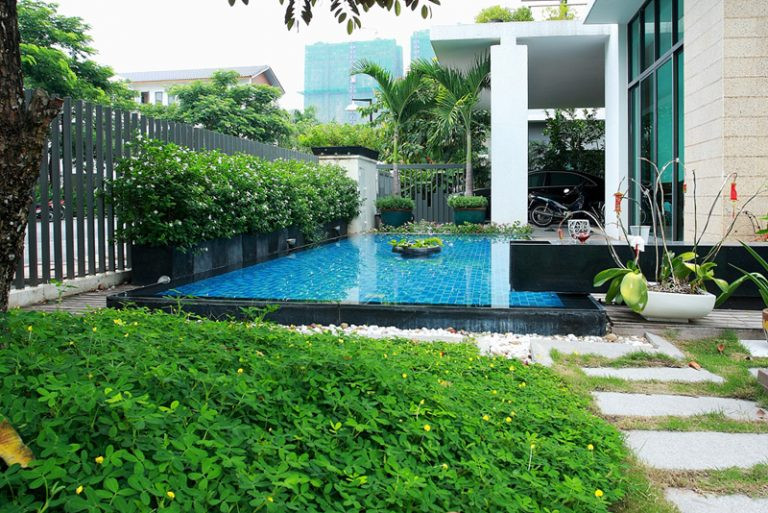 Khung cảnh bên ngoài tươi mát khiến con người quên đi sự nhàm chán của chốn đô thị đông đúc, ngột ngạt.