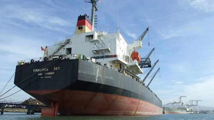 Tàu Vinalines Sky được đóng năm 1997 tại Ishikawa, Nhật Bản. Tàu được mua năm 2007 với mức giá 661 tỷ đồng. Sau hơn 10 năm, Vinalines Sky được bán với giá khởi điểm 154,38 tỷ đồng. Ảnh: Vneconomy.