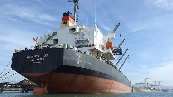 Tàu Vinalines Sky được đóng năm 1997 tại Ishikawa, Nhật Bản. Tàu được mua năm 2007 với mức giá 661 tỷ đồng. Sau hơn 10 năm, Vinalines Sky được bán với giá khởi điểm 154,38 tỷ đồng. Ảnh: Vneconomy.