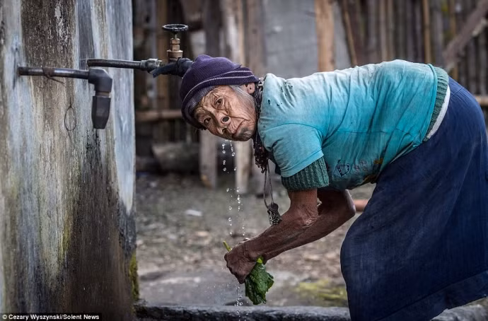 Khuôn mặt của phụ nữ là lời nhắc nhở lịch sử cho câu chuyện tồn tại khó khăn của bộ tộc.