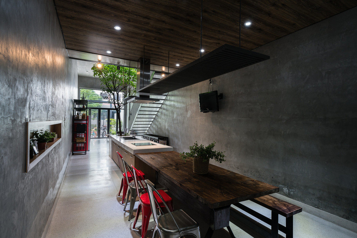 Vì vậy, kiến trúc sư thiết kế bếp rộng rãi hơn và kết nối với bàn ăn tối, đặt cùng hướng, dọc theo chiều dài của ngôi nhà.