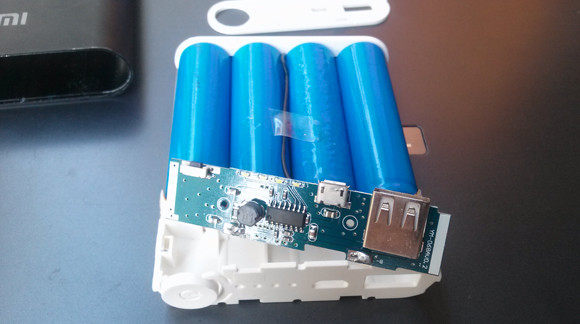 Sạc kém chất lượng thường có các điểm khớp nối trên thân vỏ không chắc chắn. Ảnh: HanoiDigital.