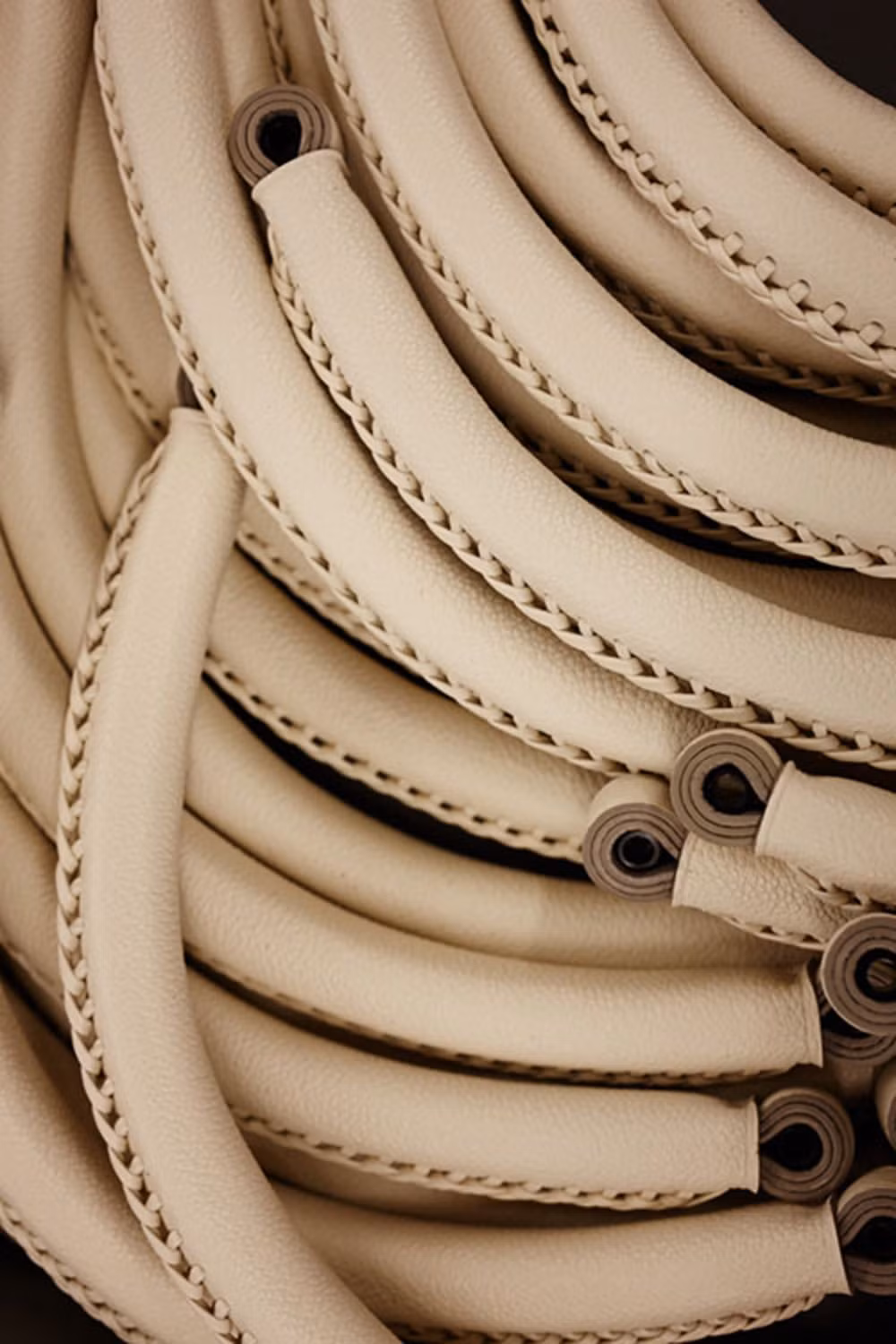 Louis Vuitton có cả một đội nhân viên chỉ đảm nhận nhiệm vụ đếm các mũi chỉ trên quai túi.