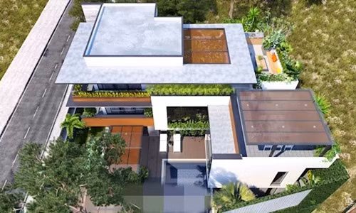 Sân vườn vui chơi ngoài trời được thiết kế tại tầng thượng của căn biệt thự hiện đại.