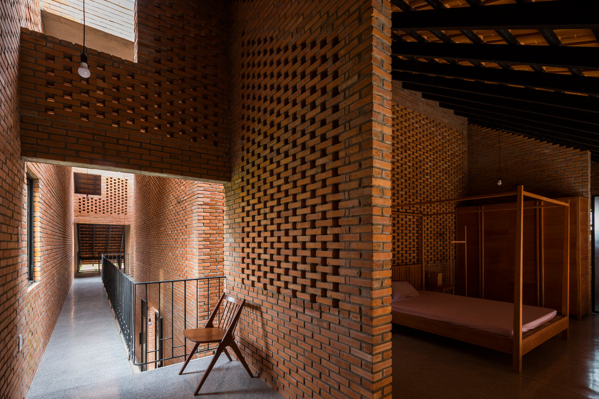 Hành lang dài kết nối mọi không gian trong nhà gạch mộc.