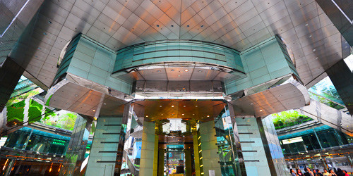 Diện tích mặt sàn của tòa nhà The Center là 130,032 m2. Ảnh: Discoverhongkong.