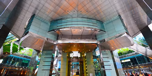 Diện tích mặt sàn của tòa nhà The Center là 130,032 m2. Ảnh: Discoverhongkong.