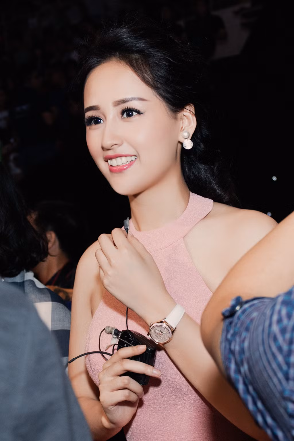 Tháng 4/2016, Hoa hậu Mai Phương Thúy khoe khoe chiếc đồng hồ hiệu Patek Phillipe trị giá 1,4 tỷ đồng trong một sự kiện. Ảnh: Zing.